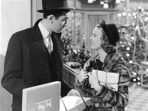 ¡Recuerda a la época dorada de Hollywood con The Shop Around the Corner! Un encantador romance navideño protagonizado por James Stewart!